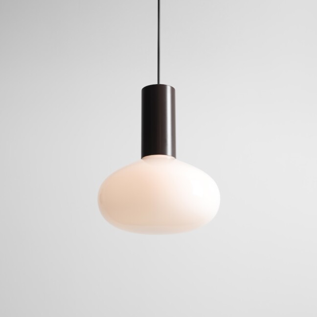 Lampa wisząca Flo Mokka 26 w brązie – mleczne szkło i elegancka forma