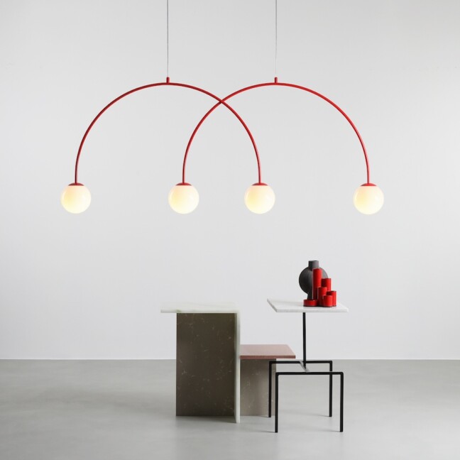 Lampa wisząca Una 4 L Red Chilli – nowoczesna czerwona z mlecznymi kloszami