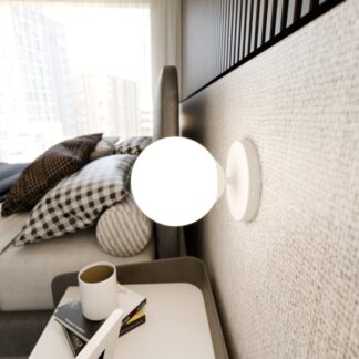 Kinkiet Bior biały z mleczną szklaną kulą E14 10W IP20