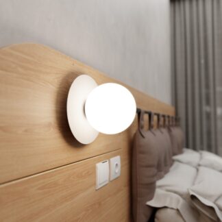 Biały kinkiet Minerva z mlecznym kloszem E14 – minimalistyczne oświetlenie do sypialni i korytarza