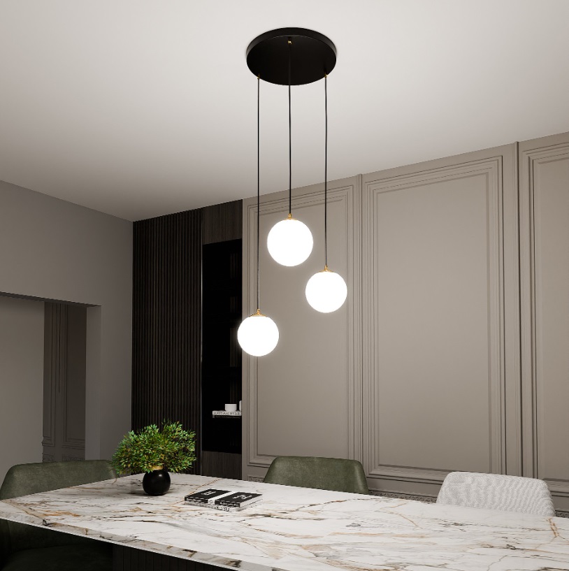 Lampa wisząca Royal 3 z mlecznymi kloszami i złotymi detalami