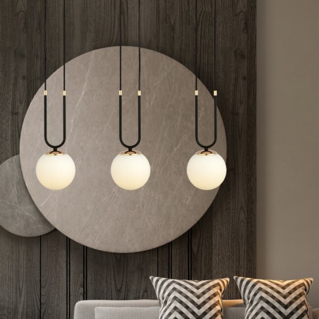 Nowoczesna lampa wisząca Glam 3 z trzema mlecznymi kloszami na dekoracyjnym łuku