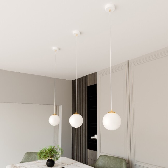 Lampa wisząca Royal z mlecznym kloszem i złotymi detalami