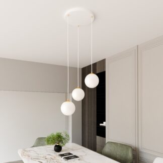 Lampa wisząca Royal 3 z trzema mlecznymi kloszami i złotymi akcentami