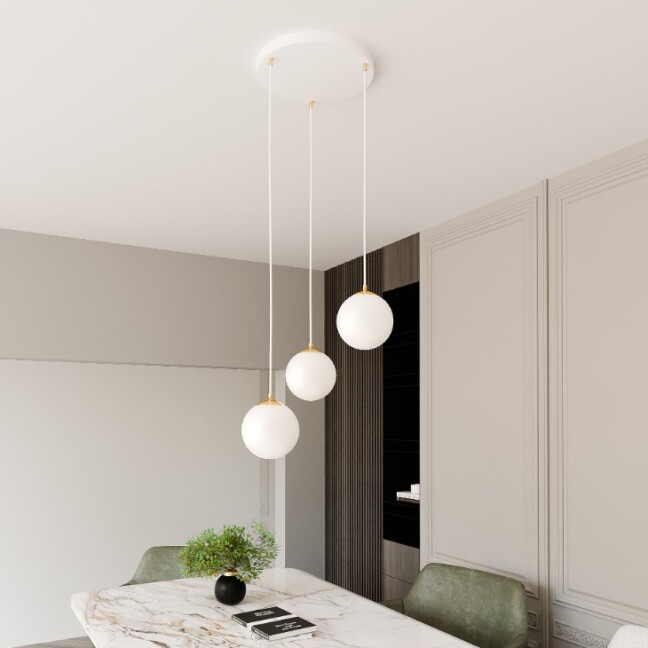 Lampa wisząca Royal 3 z trzema mlecznymi kloszami i złotymi akcentami