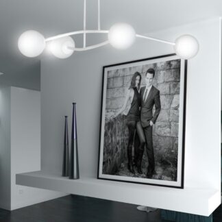 Żyrandol Halldor 4 z białymi szklanymi kulami E14