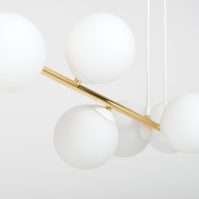 Lampa wisząca Gravity 6 złota z mlecznymi kulami E14