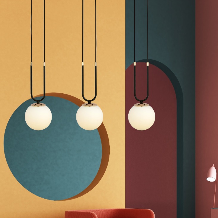 Nowoczesna lampa wisząca Glam 3 z trzema mlecznymi kloszami na dekoracyjnym łuku