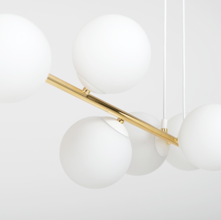 Złota lampa wisząca Gravity 8 z mlecznymi kulami E14