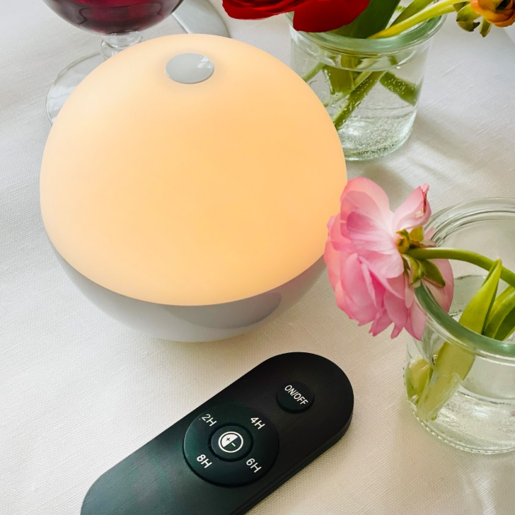 Biała lampka stołowa Dyberg Larsen Alba LED IP44 – dotykowa i bezprzewodowa