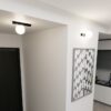 Czarny plafon ścienno-sufitowy Fit z mleczną kulą E14 IP20