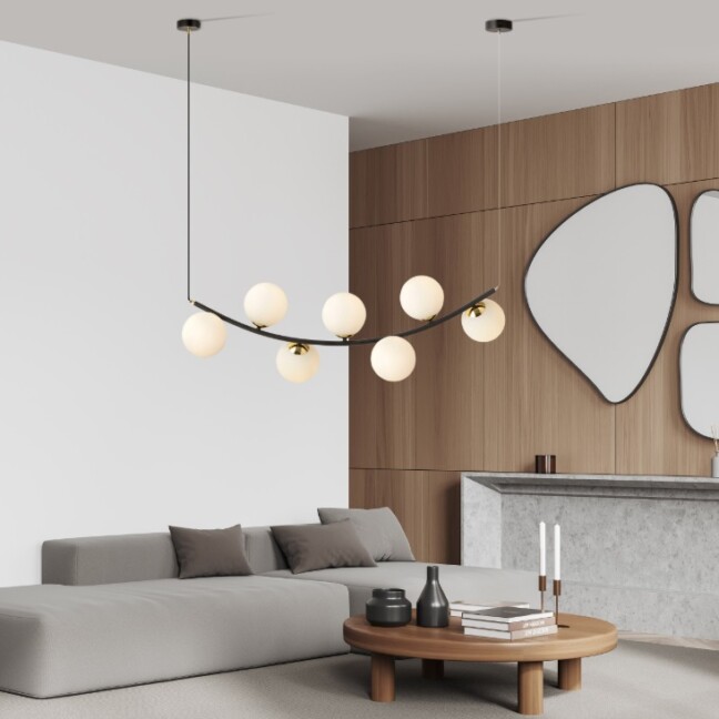 Lampa wisząca Ritz z 7 mlecznymi kulami i złotymi detalami