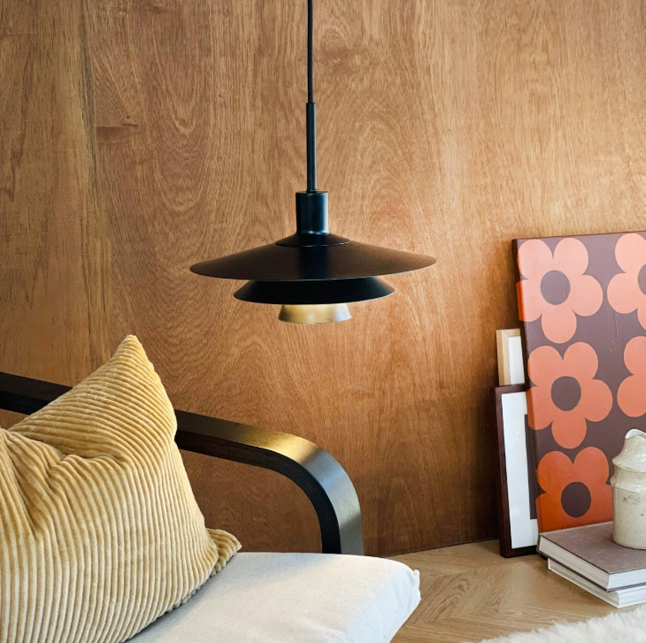 Lampa wisząca Kay 30 w stylu skandynawskim – czarny klosz z białym wnętrzem E27