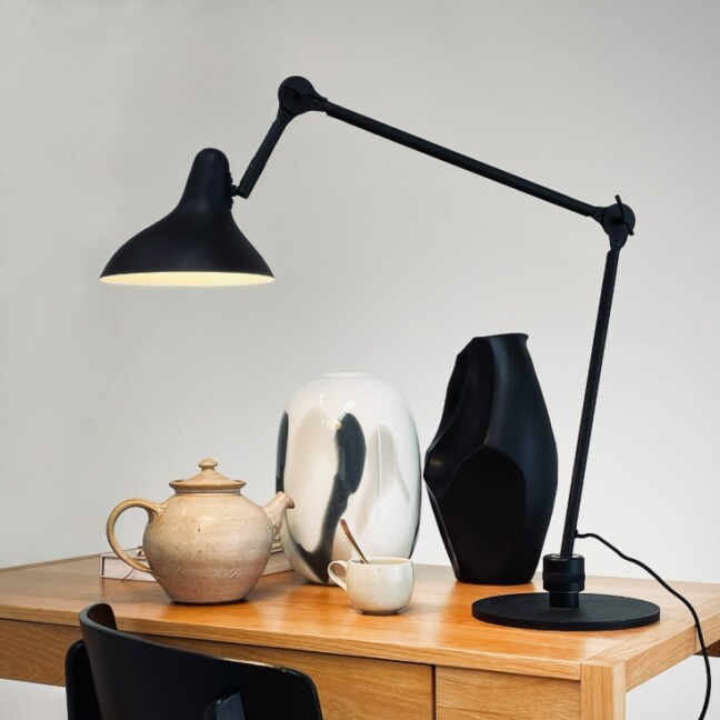 Regulowana czarna lampka biurkowa Lotus w stylu skandynawskim