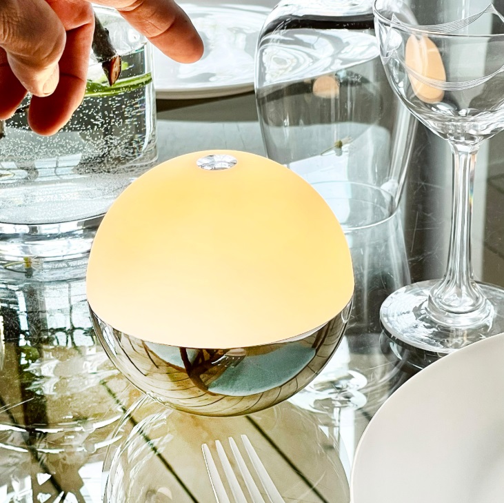 Przenośna lampka stołowa LED Alba Dyberg Larsen IP44 srebrna z pilotem