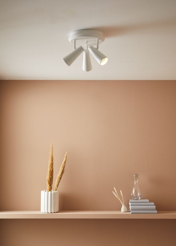 Biała lampa sufitowa Crest z trzema regulowanymi reflektorami GU10 IP20