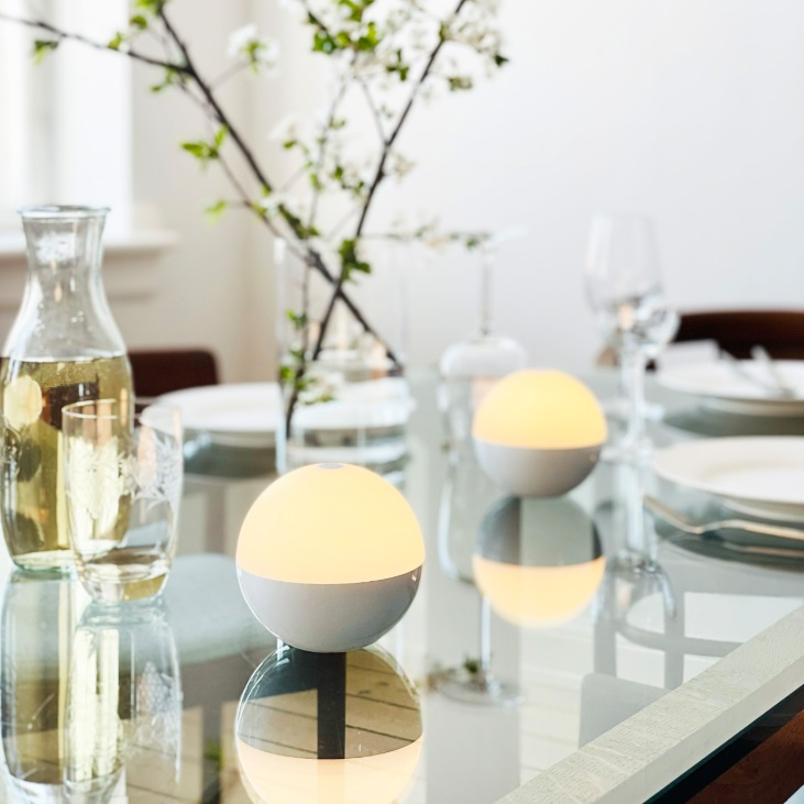 Biała lampka stołowa Dyberg Larsen Alba LED IP44 – dotykowa i bezprzewodowa