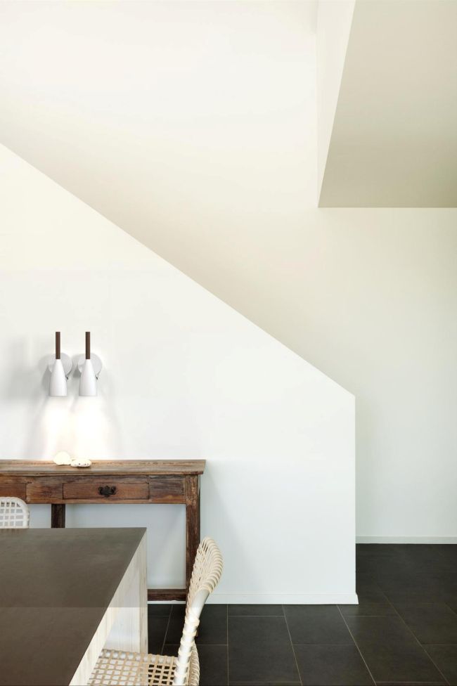 Biały kinkiet Pure 10 z drewnianym akcentem GU10 – skandynawski styl i regulowane światło