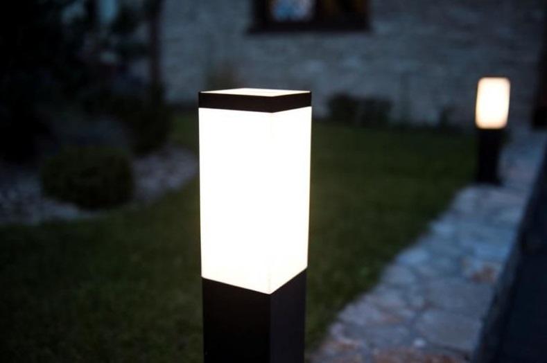 Czarna lampa ogrodowa stojąca Inox 65 cm IP44 ze stali nierdzewnej