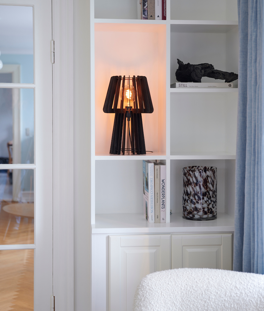 Czarna lampa stołowa Groa z ażurowej sklejki FSC E27 60W IP20