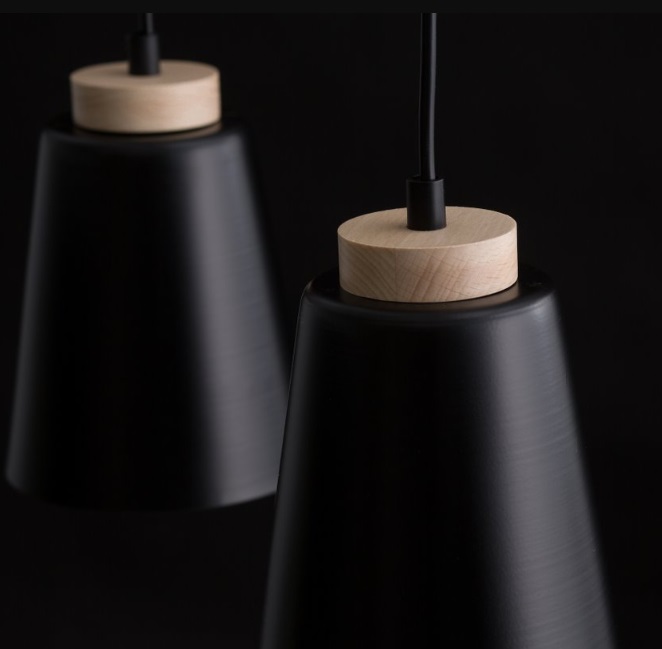 Czarna lampa wisząca Bolero 3 z drewnianą listwą i trzema kloszami E27