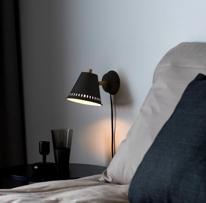 Czarny kinkiet Pine z regulowanym, ażurowym kloszem GU10 IP20