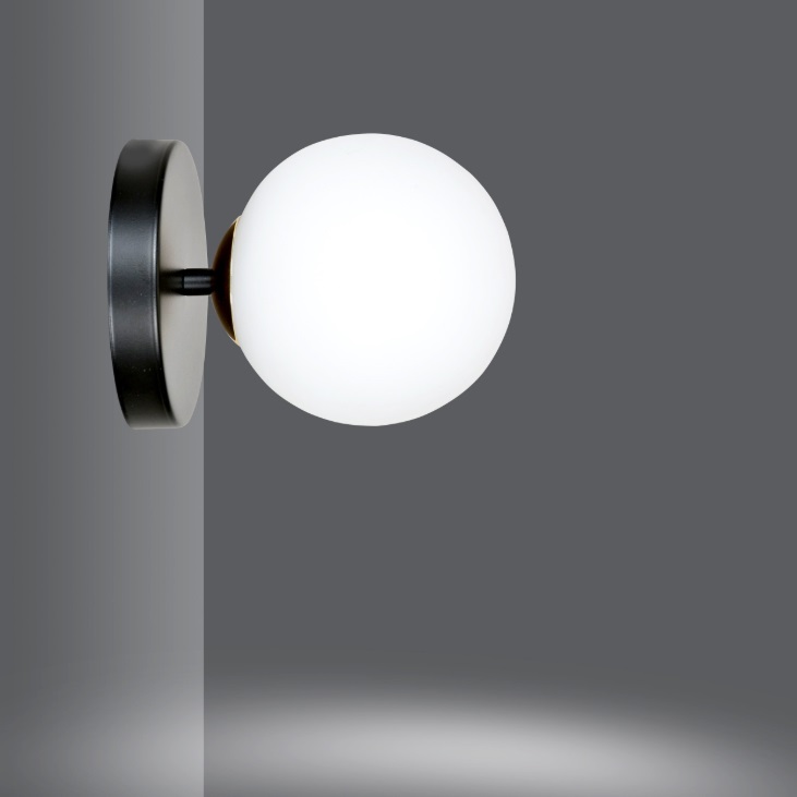 lumigo kinkiet floki czarny z mlecznym kloszem i zlotym akcentem 1