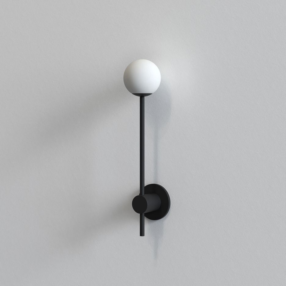 Kinkiet łazienkowy Orb Single czarny z mlecznym kloszem IP44 G9