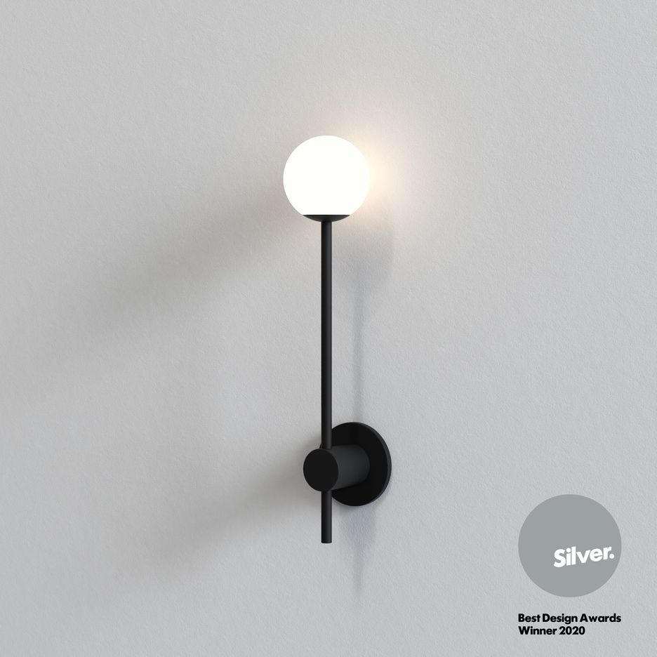 Kinkiet łazienkowy Orb Single czarny z mlecznym kloszem IP44 G9