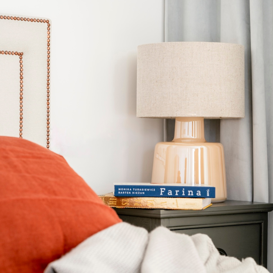 Lampa stołowa 4concepts Santana – bursztynowe szkło i lniany klosz