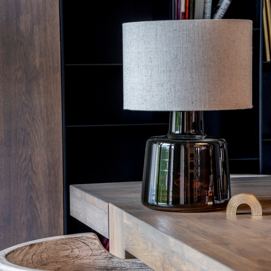 Lampa stołowa Santana 4concepts – ręcznie formowane szkło w odcieniu czekolady, lniany abażur E27