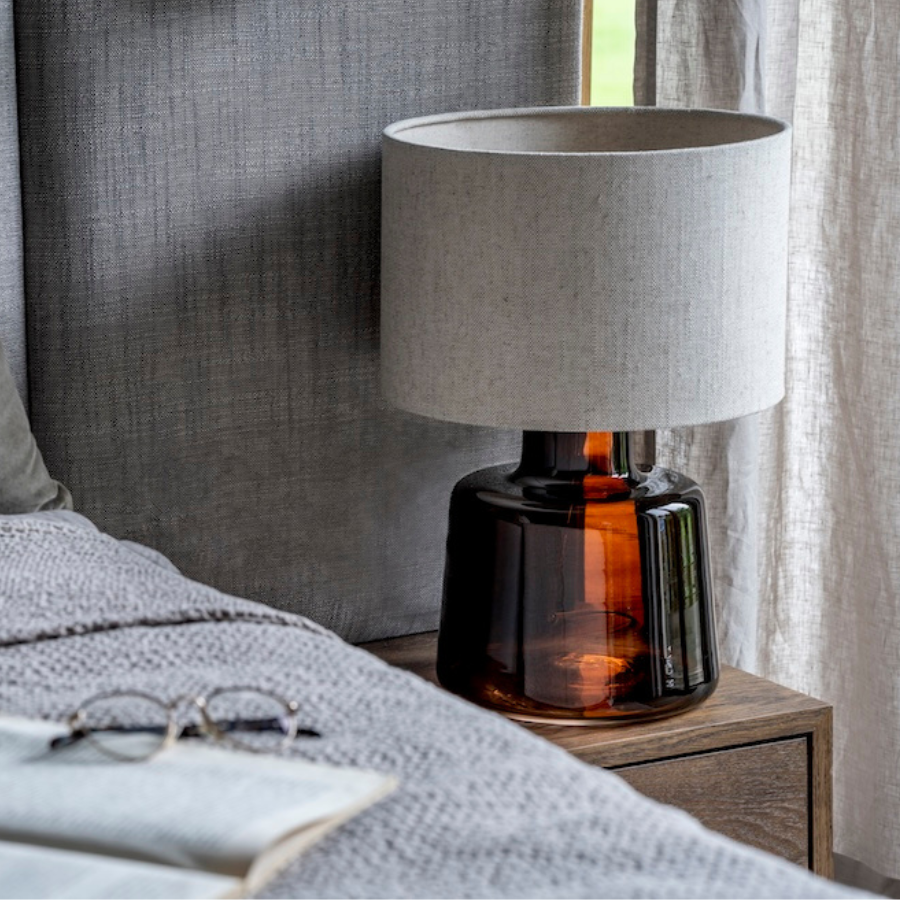 Lampa stołowa Santana 4concepts – ręcznie formowane szkło w odcieniu czekolady, lniany abażur E27