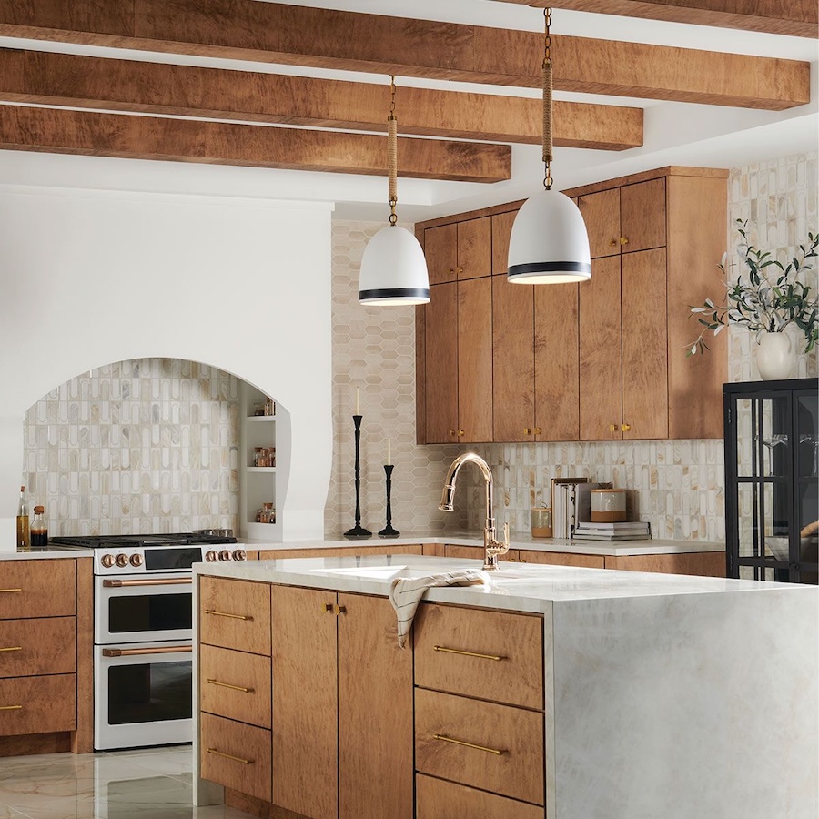 Lampa wisząca Nash biała – ceramiczny klosz, sznur z juty, wykończenie w szczotkowanym mosiądzu, E27 60W IP20