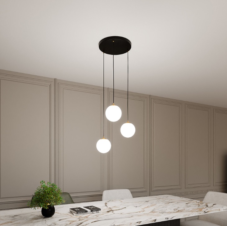 Lampa wisząca Royal 3 z mlecznymi kloszami i złotymi detalami