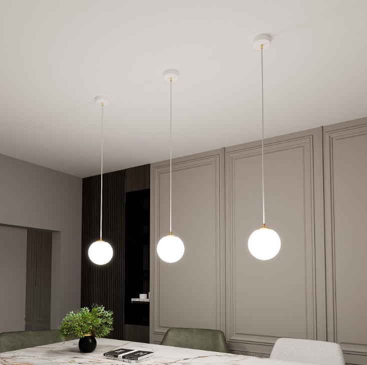 Lampa wisząca Royal z mlecznym kloszem i złotymi detalami
