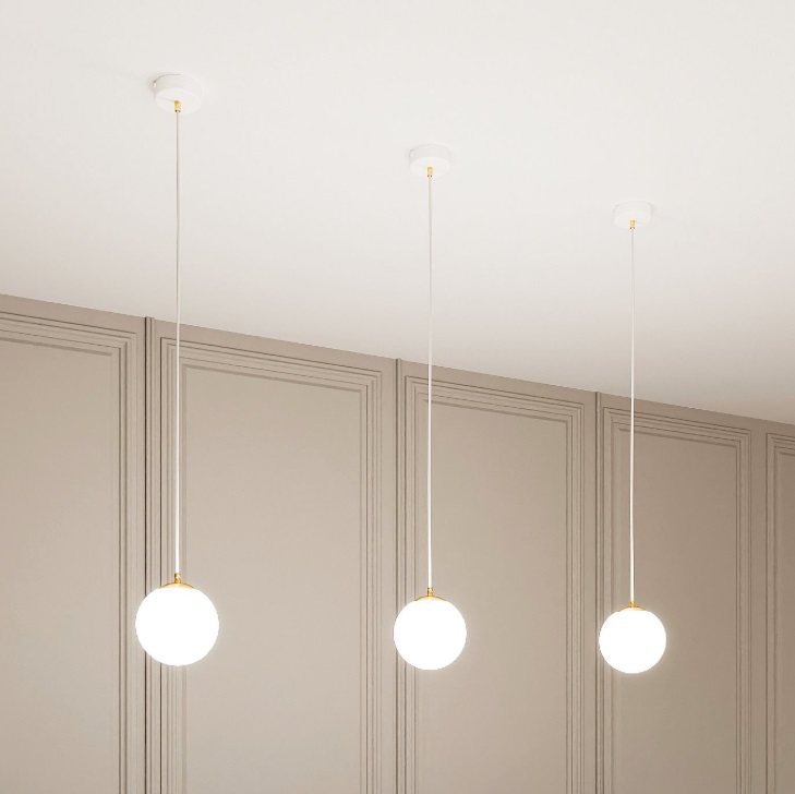 Lampa wisząca Royal z mlecznym kloszem i złotymi detalami