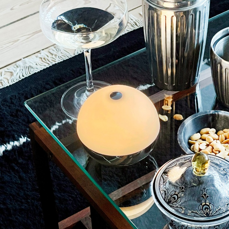 Przenośna lampka stołowa LED Alba Dyberg Larsen IP44 srebrna z pilotem