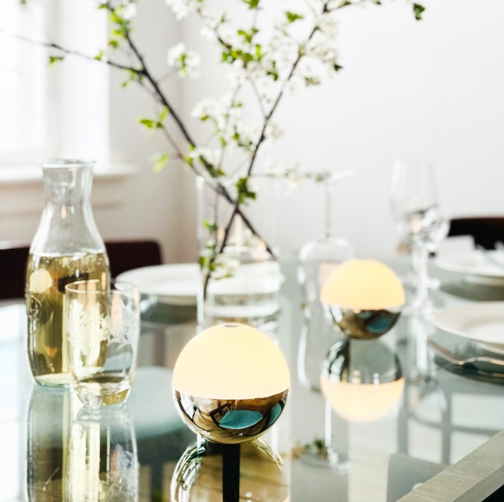 Przenośna lampka stołowa LED Alba Dyberg Larsen IP44 srebrna z pilotem