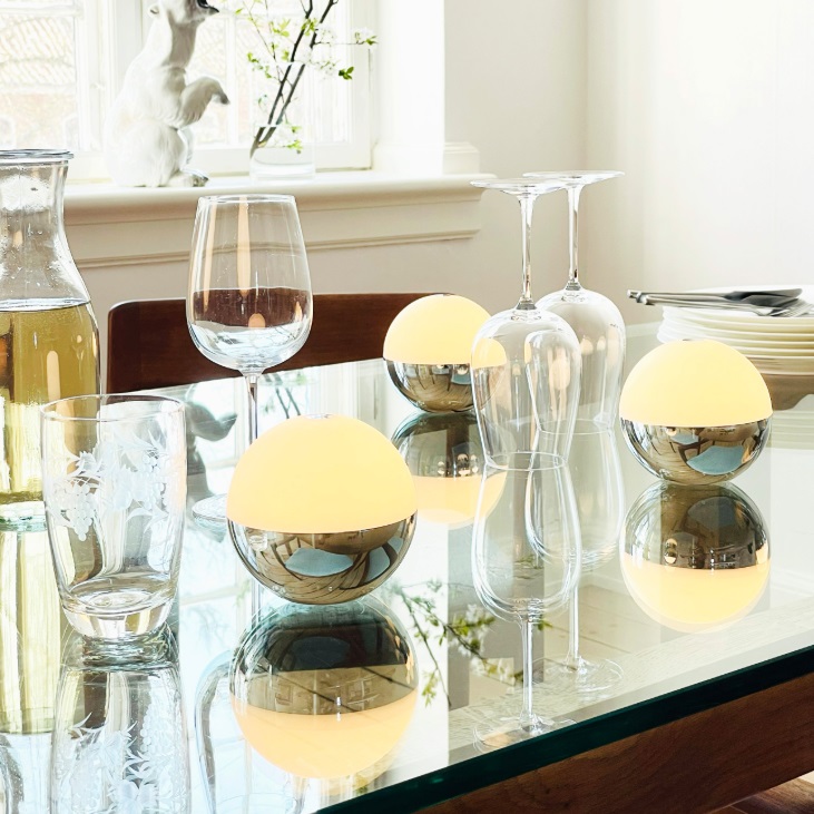 Przenośna lampka stołowa LED Alba Dyberg Larsen IP44 srebrna z pilotem