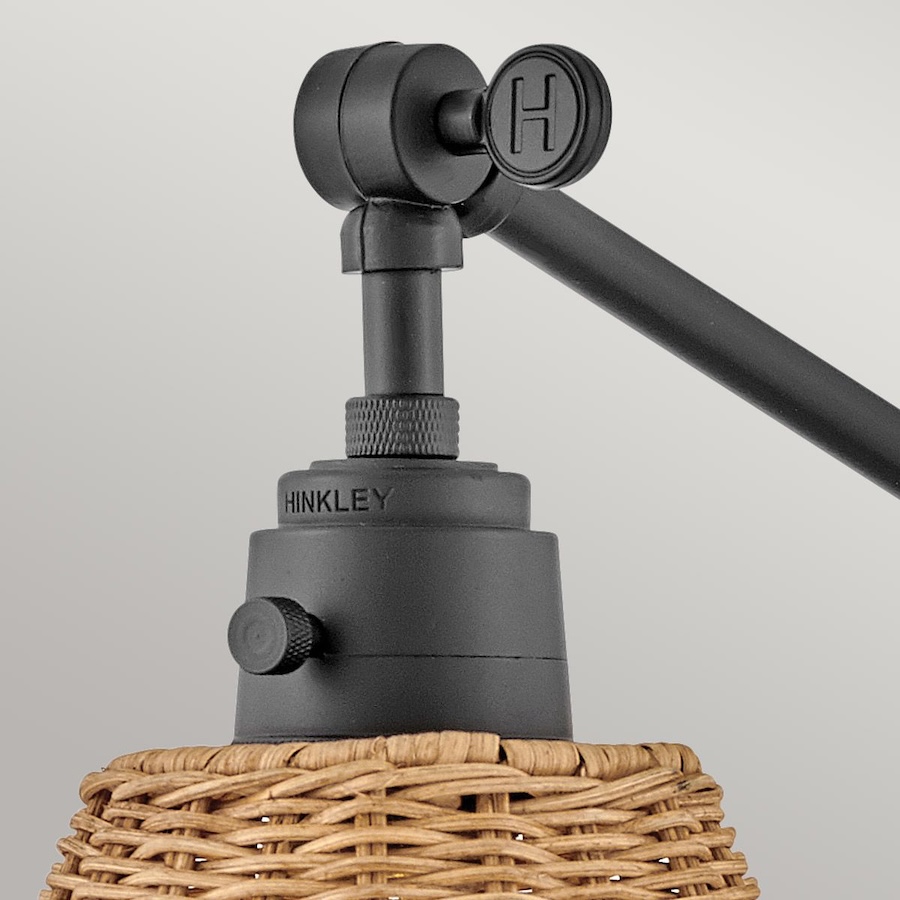 Rattanowy kinkiet Arti z regulowanym ramieniem i gwintem E27 – czarna podstawa, styl modern farmhouse
