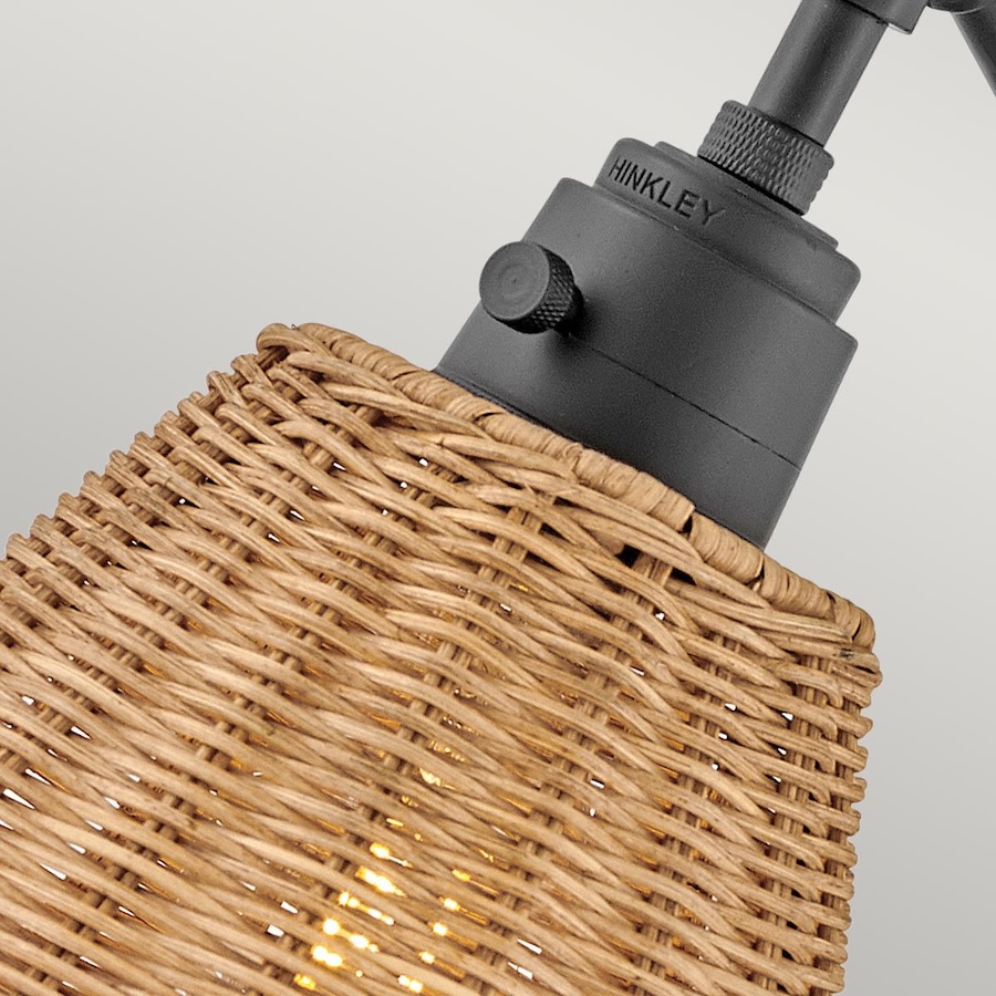 Rattanowy kinkiet Arti z regulowanym ramieniem i gwintem E27 – czarna podstawa, styl modern farmhouse