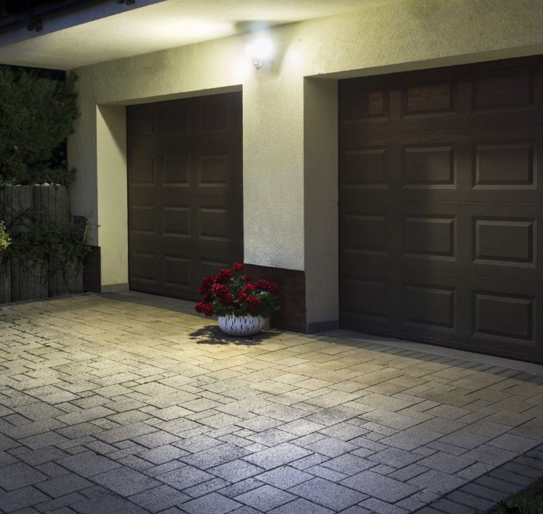 Reflektor LED Duo 36W z czujnikiem ruchu i zmierzchu IP54 – podwójne światło 3000 lm, barwa 4000K