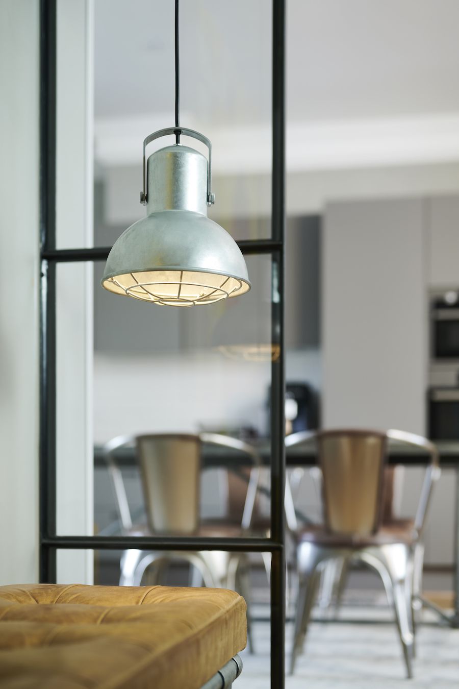 Srebrna lampa wisząca Porter z galwanizowanej stali E27 – styl industrialny