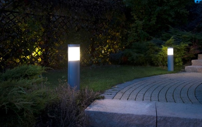 Szara lampa ogrodowa stojąca Elis 90 IP54 E27 60W