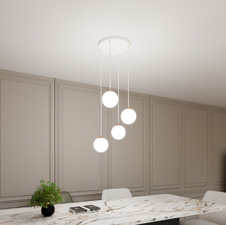 Żyrandol Royal 4 biały – mleczne kule i złote akcenty