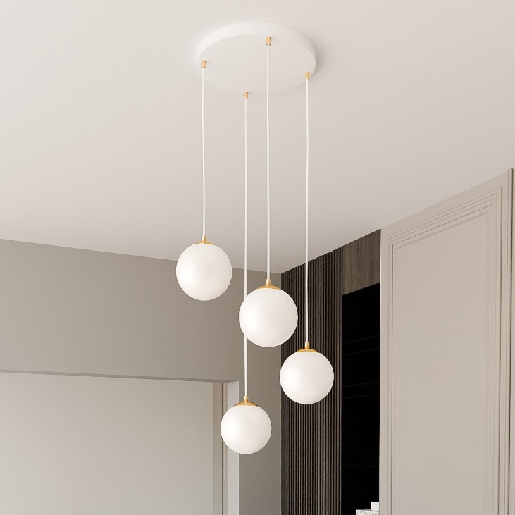 Żyrandol Royal 4 biały – mleczne kule i złote akcenty