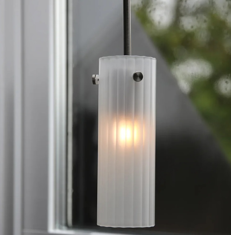 Lampa wisząca Tibia biała z ryflowanego szkła mlecznego