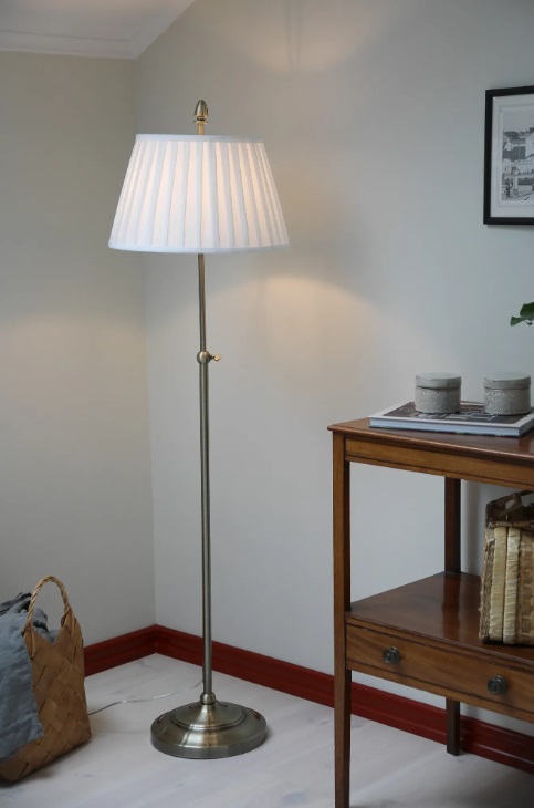 Lampa podłogowa Oxford z plisowanym abażurem w kolorze antycznego mosiądzu