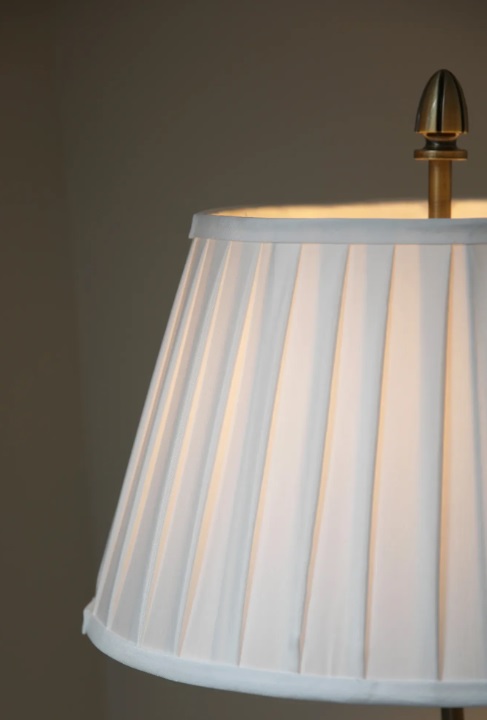 Lampa podłogowa Oxford z plisowanym abażurem w kolorze antycznego mosiądzu