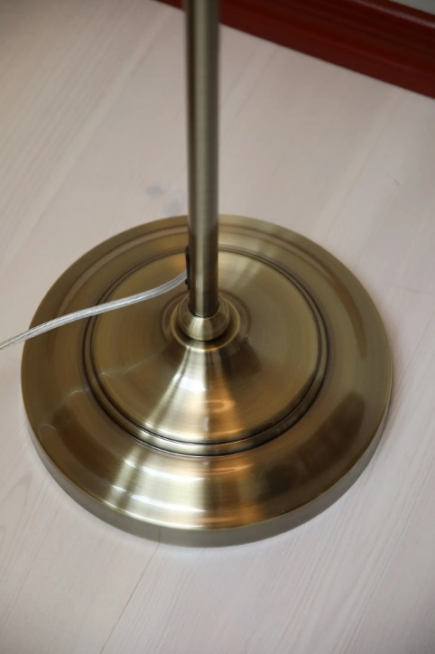 Lampa podłogowa Oxford z plisowanym abażurem w kolorze antycznego mosiądzu